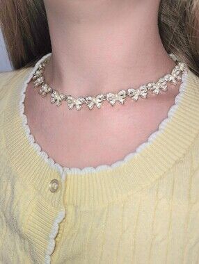Avon  Silver Tone Pearl & Crystal 🎀 Bow Choker Necklace